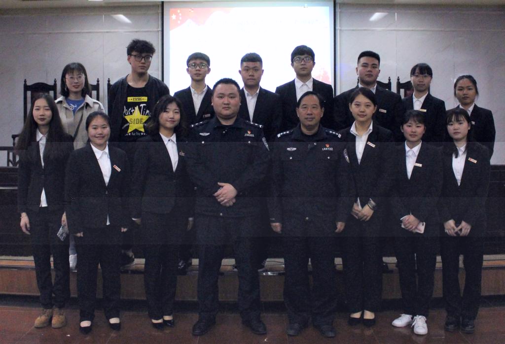 (圖為普法維權講座人員合照 何靜 攝)