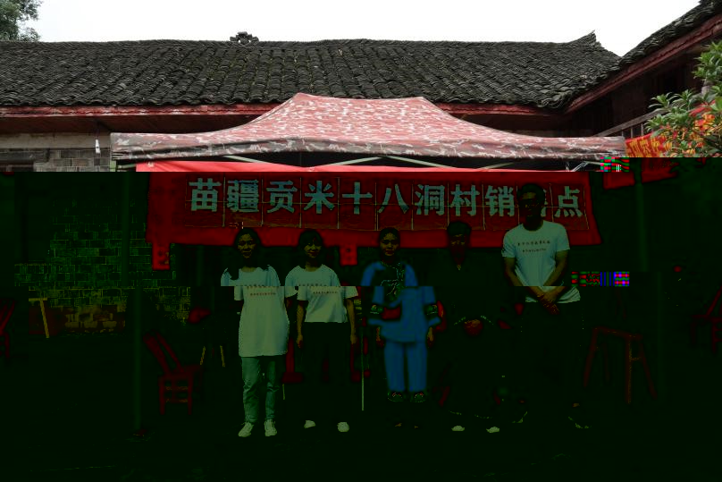 (圖為 我院學生與研究生學長合照)